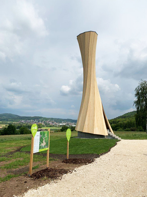 Aussichtsturm Holz-Stahlkonstruktion Gartenschau Remstal 2019, Ansicht in freier Landschaft
