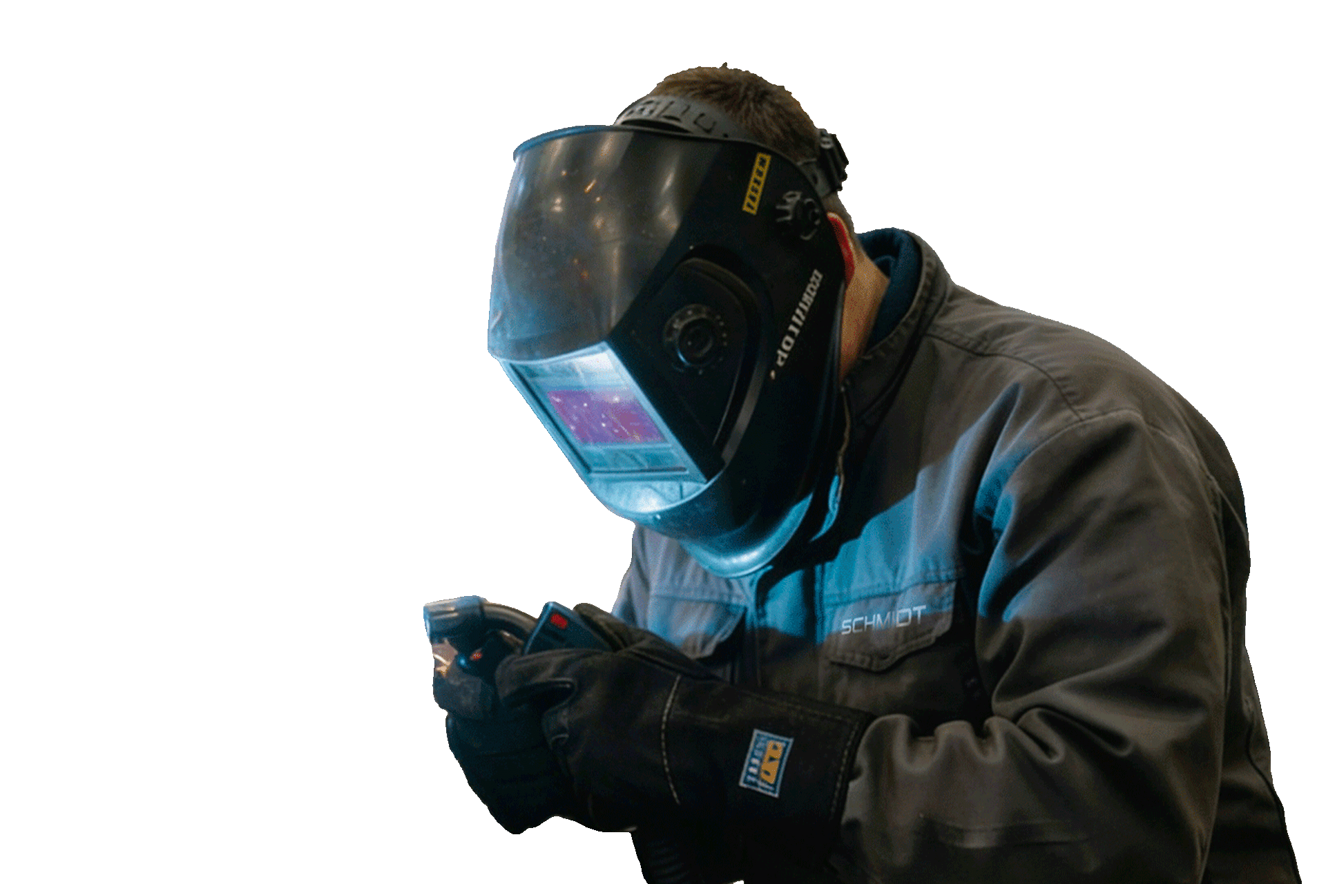 Nahaufnahme eines Schweißers mit schwarzem Schutzhelm und Schweißmaske in einer Industriehalle. Helle blau-weiße Funken sprühen aus der Schweißstelle.